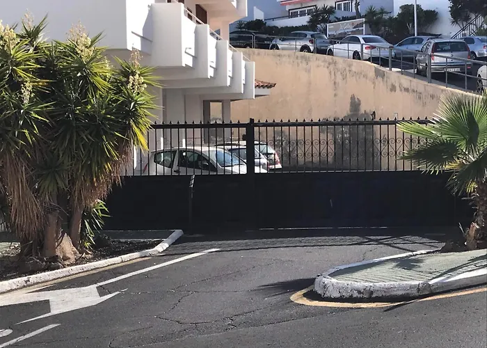 Los Cristianos Vistas Al Mar Y Cerca De La Playa