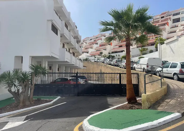 Los Cristianos Vistas Al Mar Y Cerca De La Playa